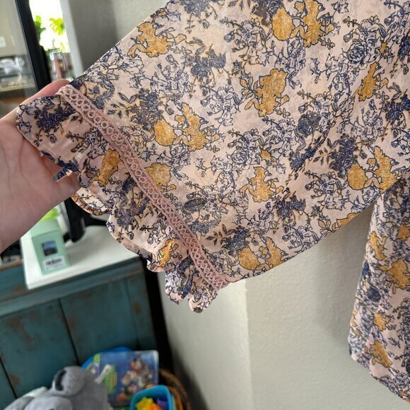 Xhilaration‎ Sheer Floral Blouse  Size Medium/Large - Picture 5 of 7